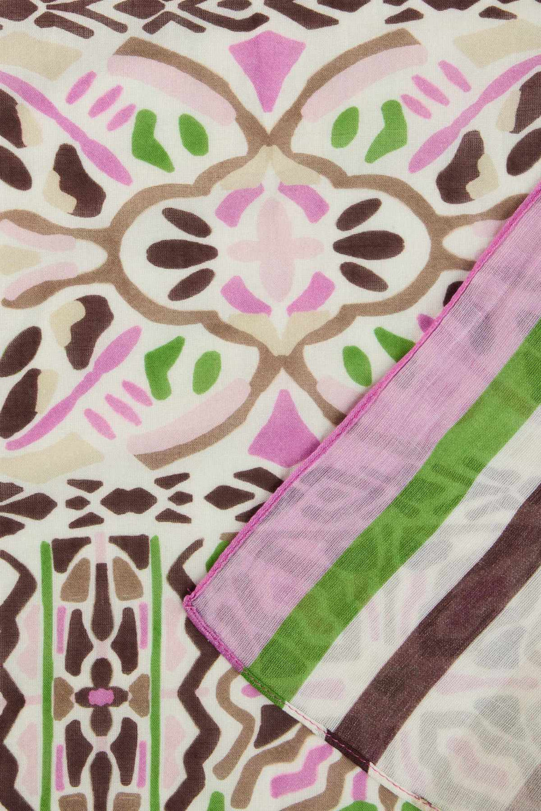 Close-up of a lightweight, multicolored Brax printed scarf for women with floral patterns - Valérie Simon