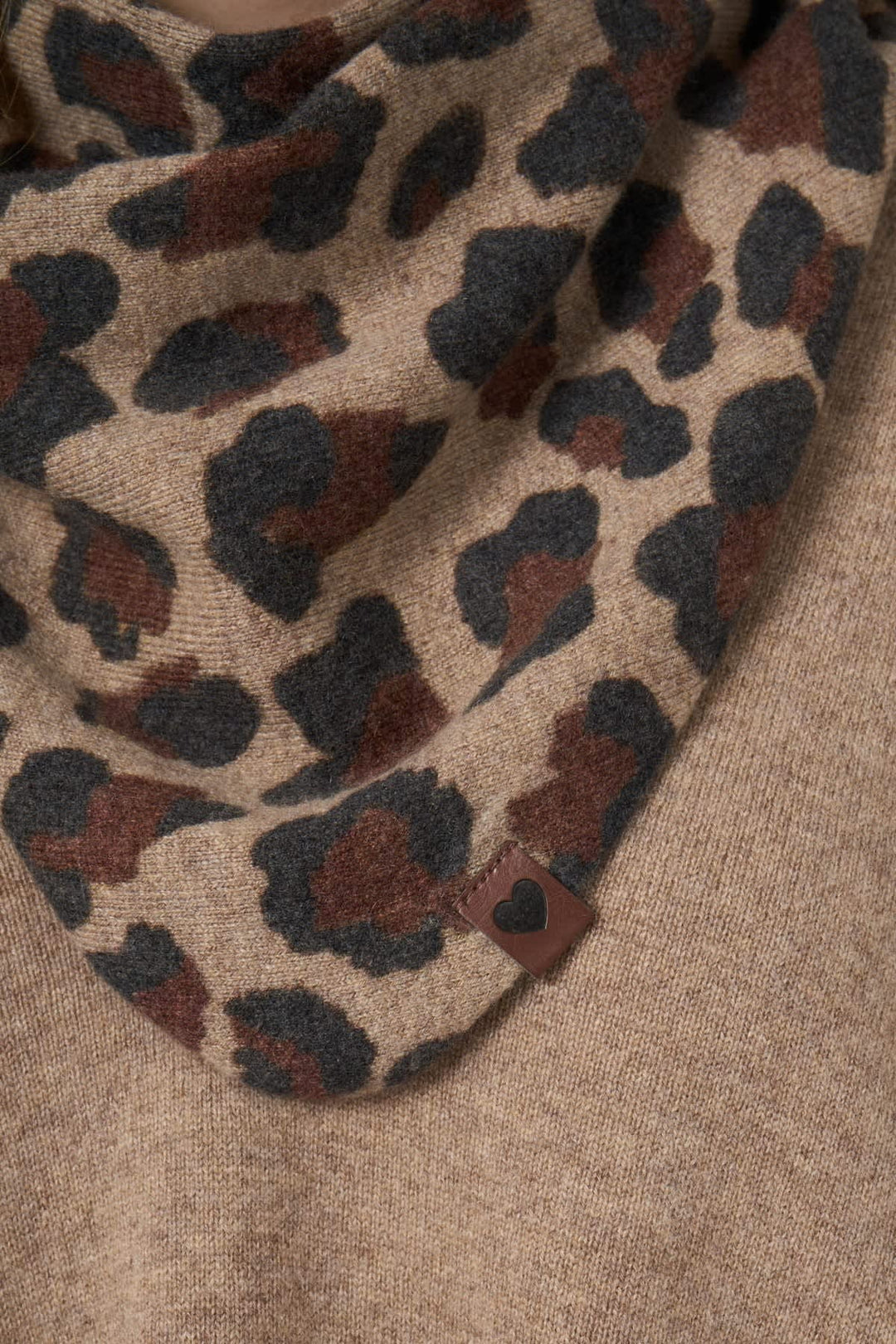 Foulard triangulaire imprimé léopard vue de face pour femme Repeat Cashmere