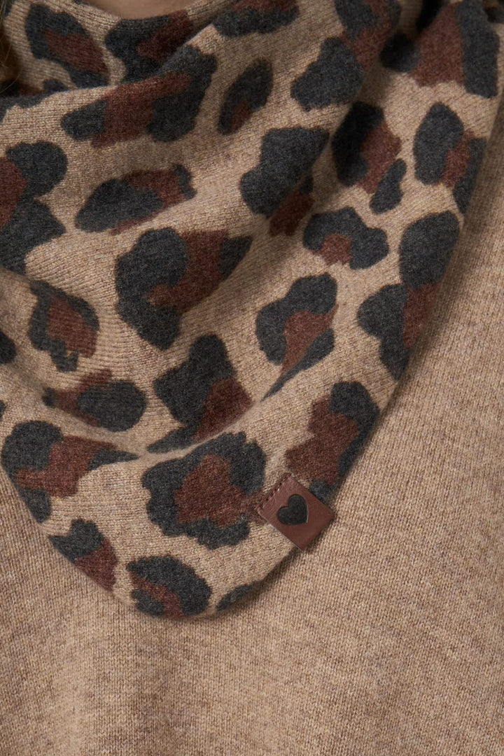 Foulard triangulaire imprimé léopard vue de face pour femme Repeat Cashmere