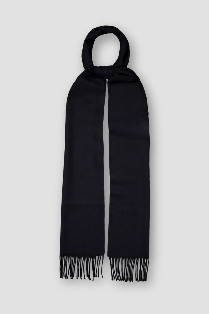 Foulard en laine noir à chevrons avec franges, offrant confort et style classique.