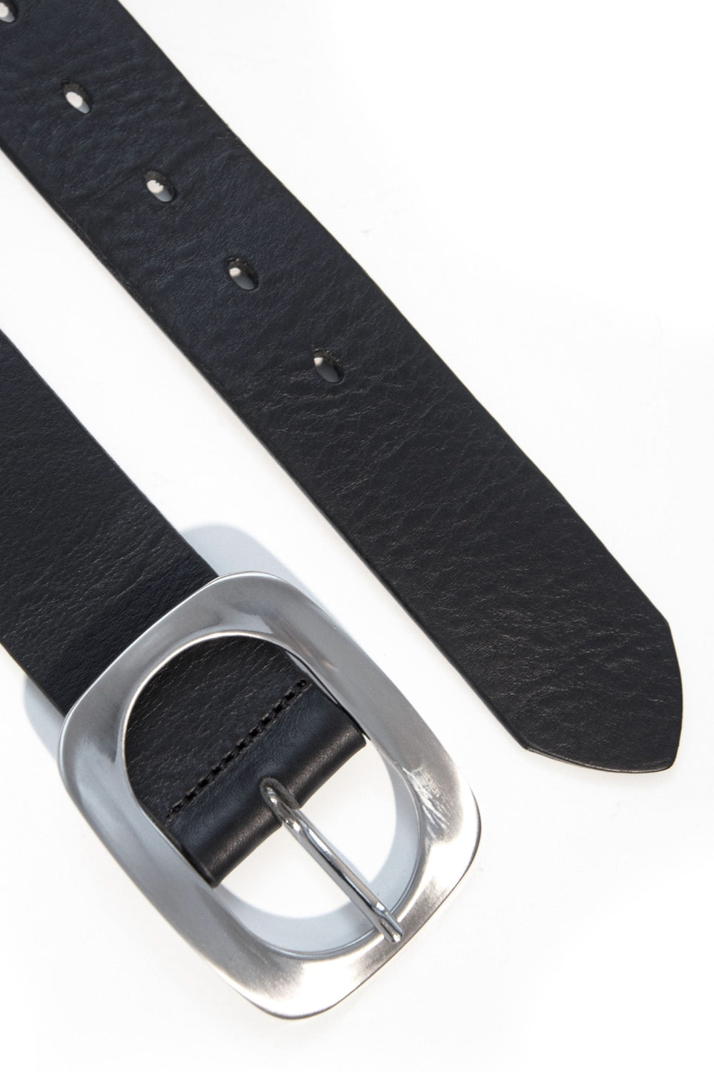 Ceinture large en cuir noir avec grande boucle argentée, parfaite pour définir la taille sur une robe ou un veston.