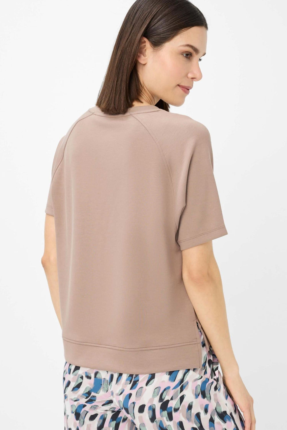 Chandail Bailee oversized avec encolure ronde et manches courtes, style moderne et élégant.