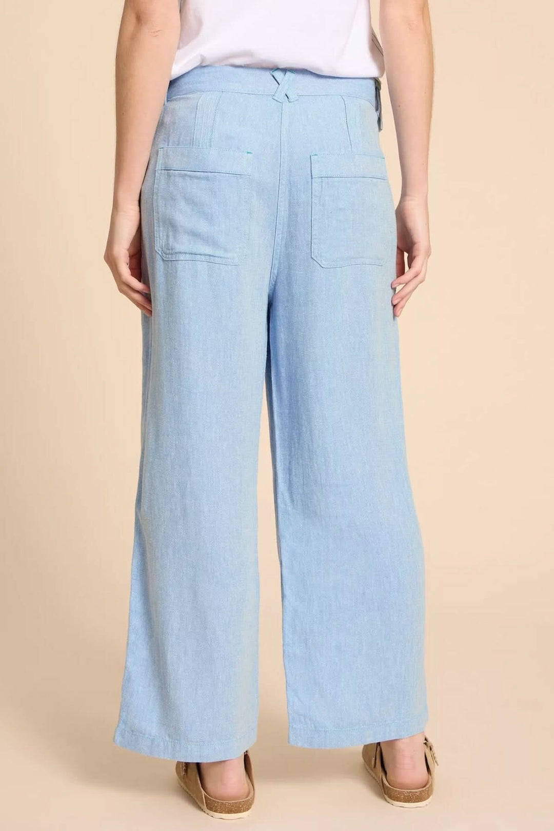 Pantalon Harper classique à jambe large, vue arrière, couleur bleu clair, avec poches arrière.