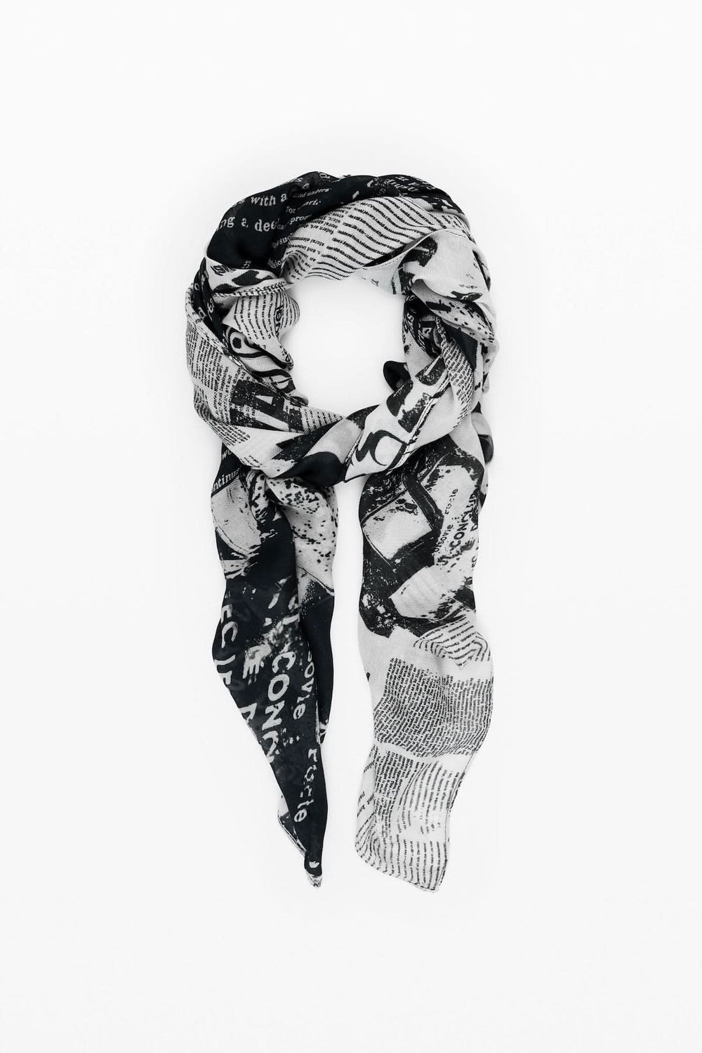 Foulard léger imprimé collage de journaux en noir et blanc, texture fluide pour un look artistique et contemporain.