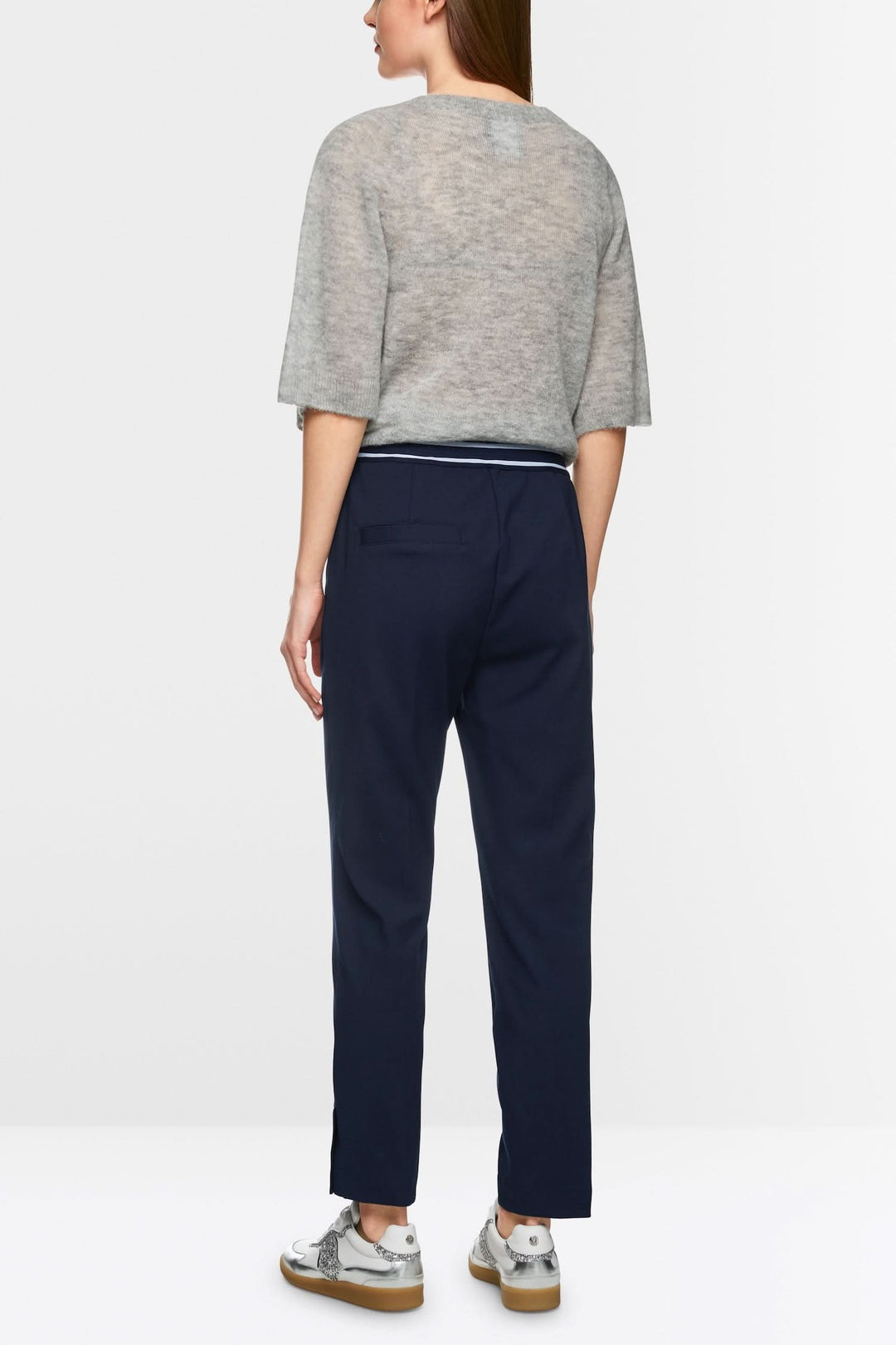Pantalon SYDNEY slim en coton biologique, avec une coupe élégante pour un look professionnel.