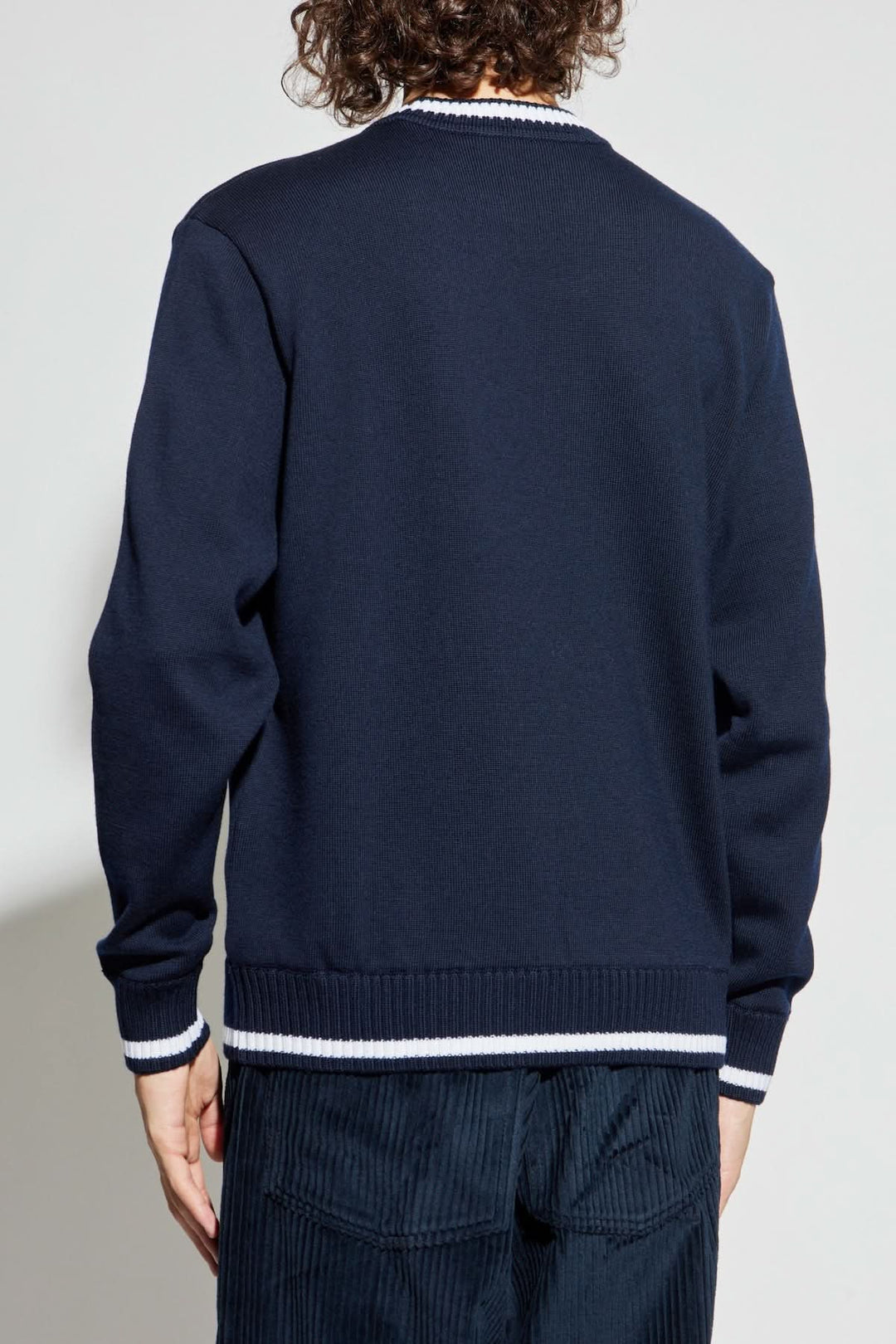 Chandail col rond bleu marine avec bandes contrastantes au col et à la taille, vue arrière.