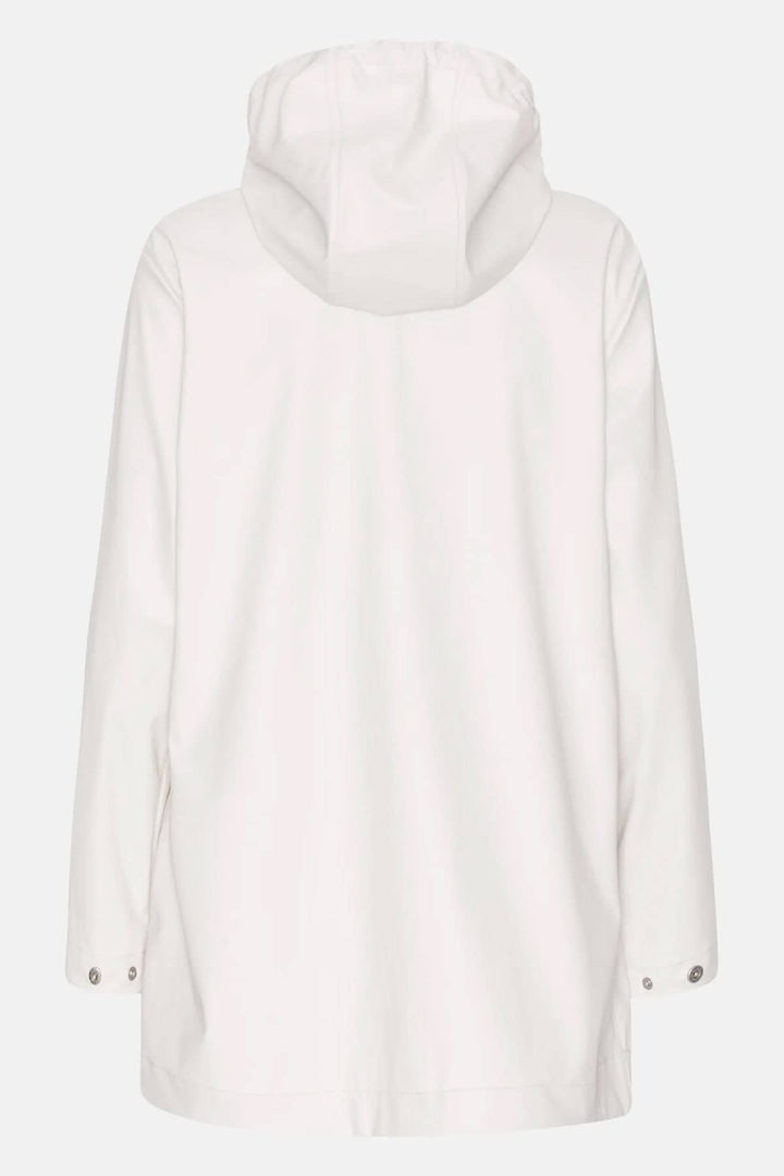 Imperméable blanc à capuche avec coutures soudées, arrière visible, style contemporain et tissu imperméable.