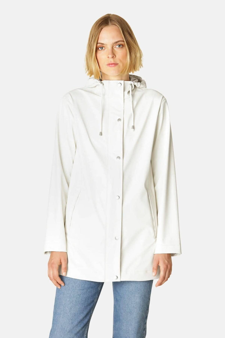 Imperméable blanc à capuche, design contemporain, tissu imperméable léger pour une protection contre la pluie.