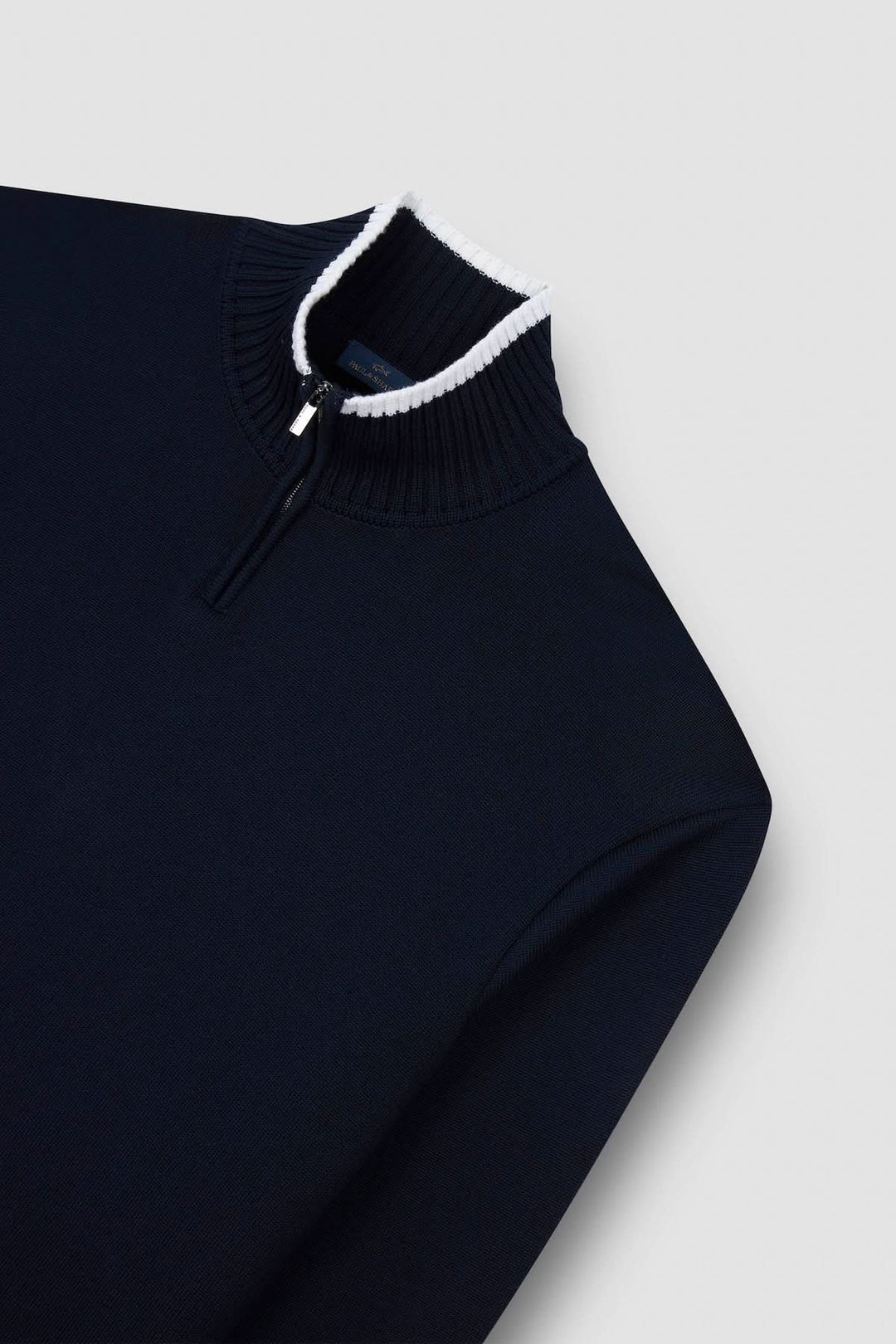 Chandail à demi-fermeture éclair en navy avec col contrastant, idéal pour un look sportif et chic.
