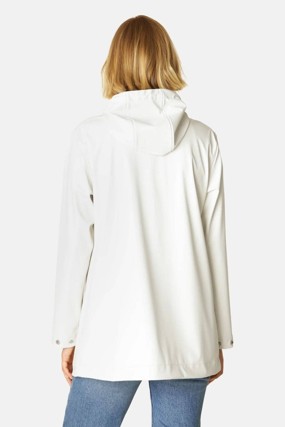 Vue arrière d'un imperméable blanc à capuche, en tissu léger et imperméable, idéal pour les jours de pluie.