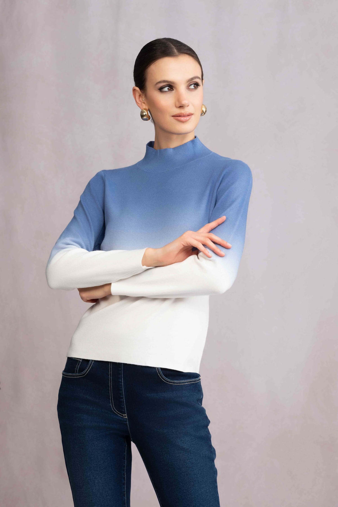 Femme portant un tricot col montant dégradé bleu blanc, manches longues, élégance moderne et épurée. Focus: Tricot col montant.