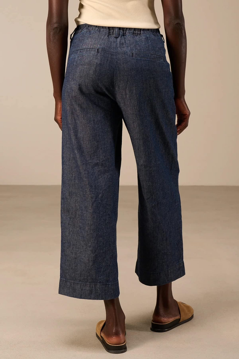 Look: Women's cropped, loose-fitting light-colored crinkled denim jeans by Nile - Valérie Simon