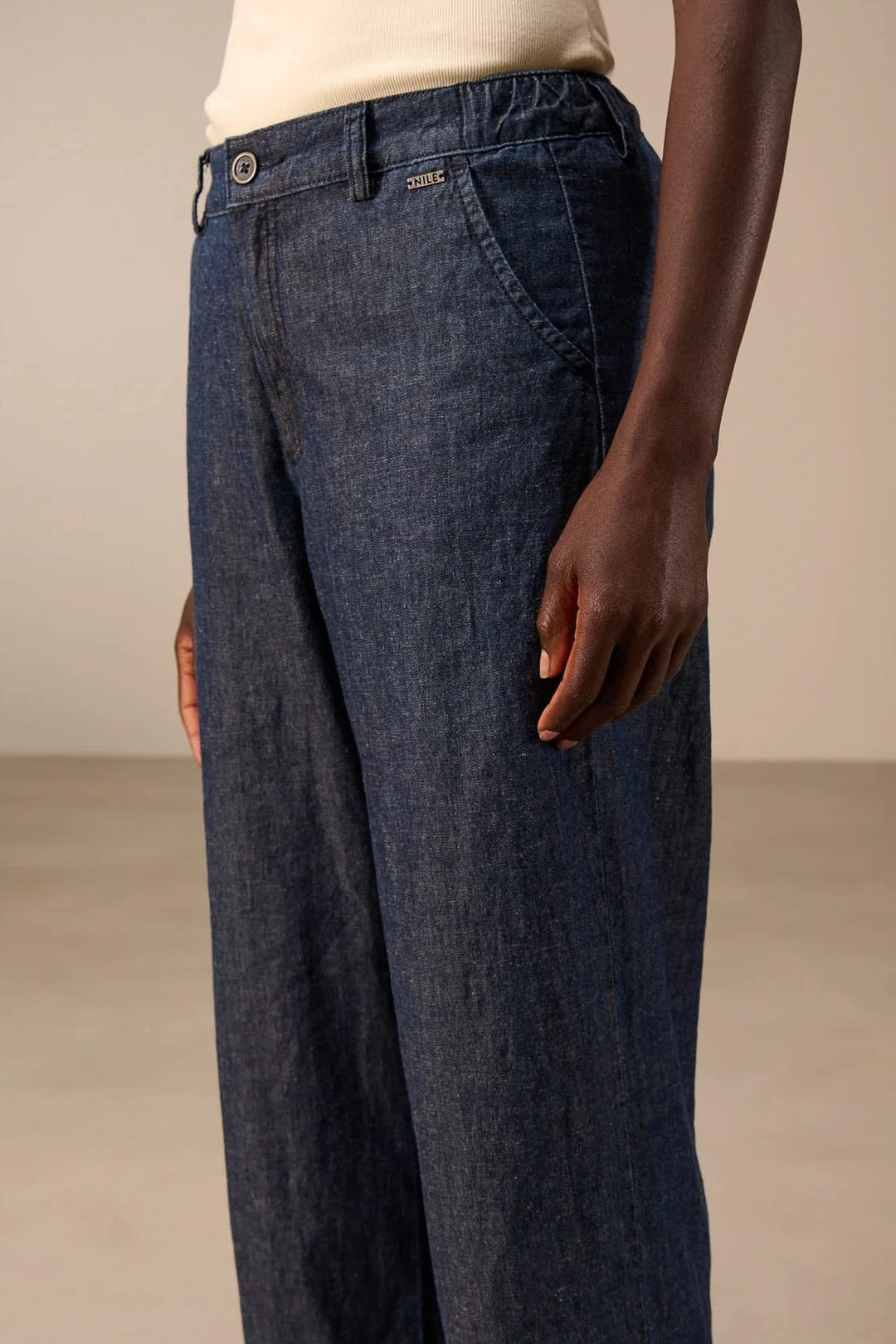 Detailed view of the Nile women&