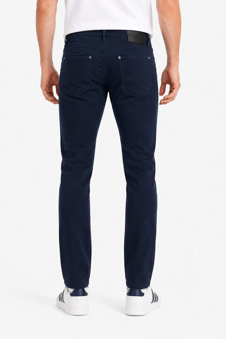 Vue latérale jean moderne pour homme noir détails coutures visibles - Valérie Simon
