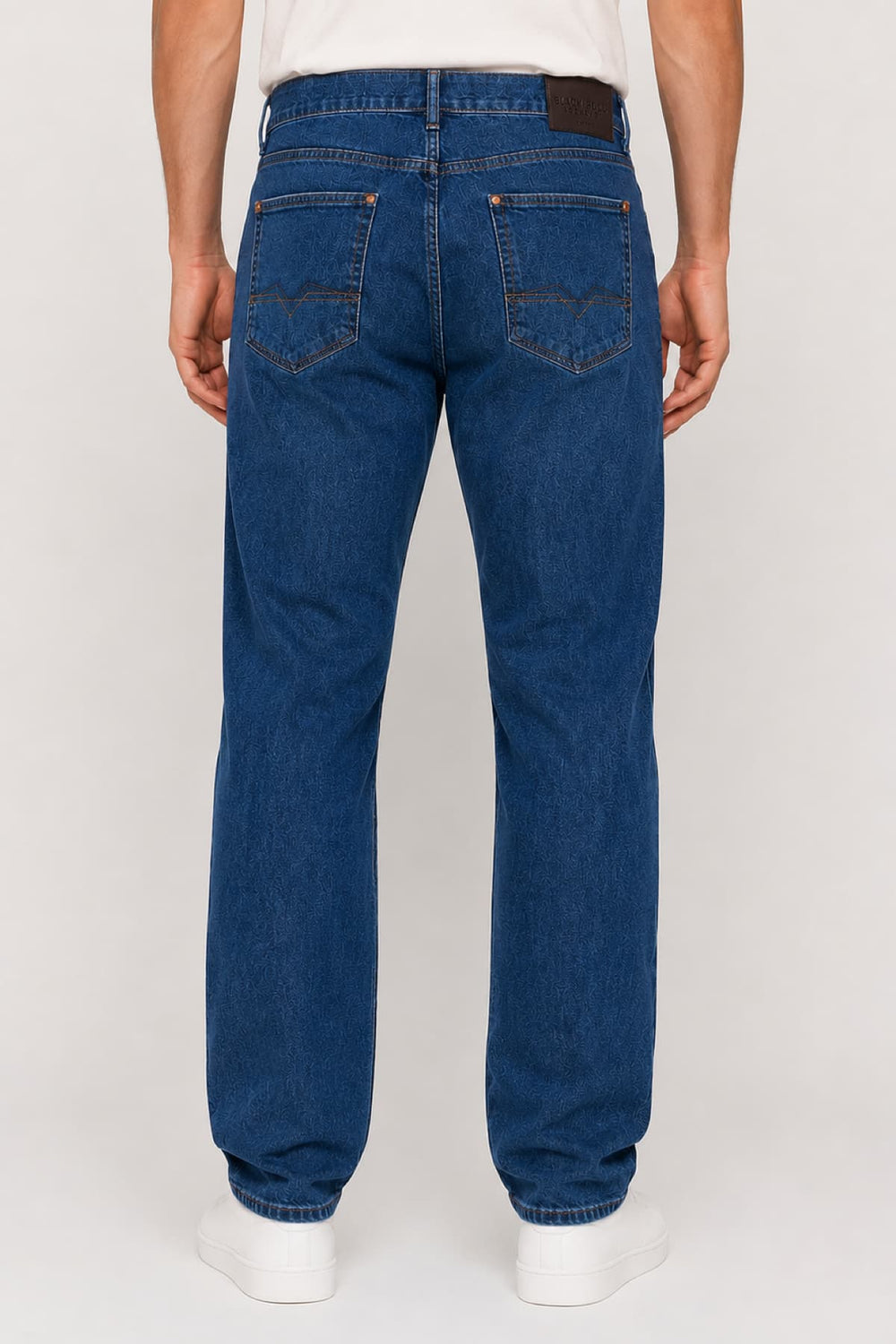 Front view of Black Bull men's straight-leg light gray jeans with a faded, worn-in look - Valérie Simon
