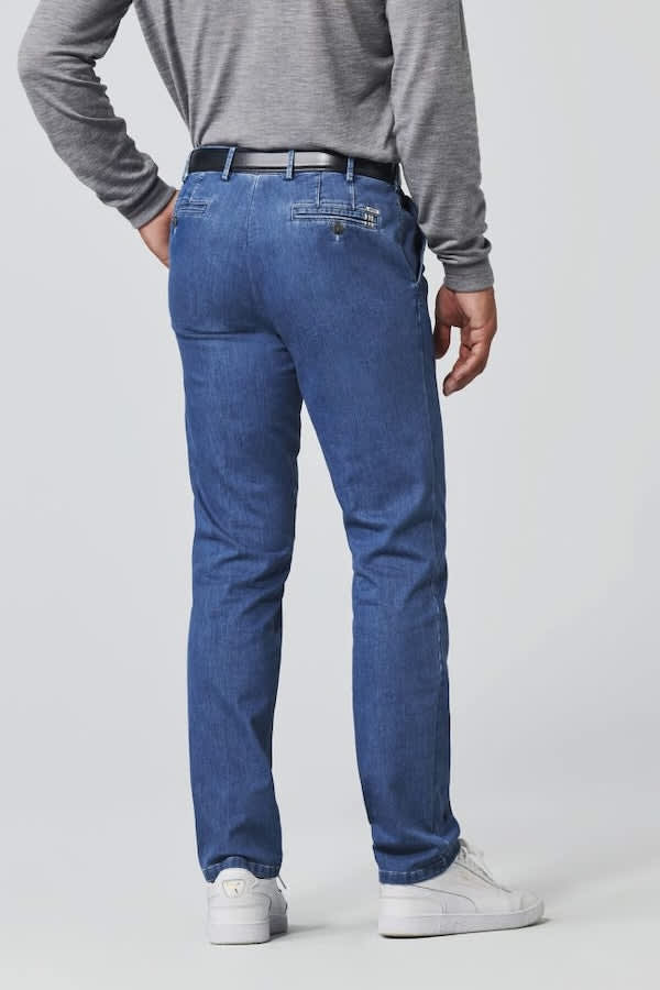 Side view of the Oslo Meyer men's black jeans with exposed seams - Valérie Simon
