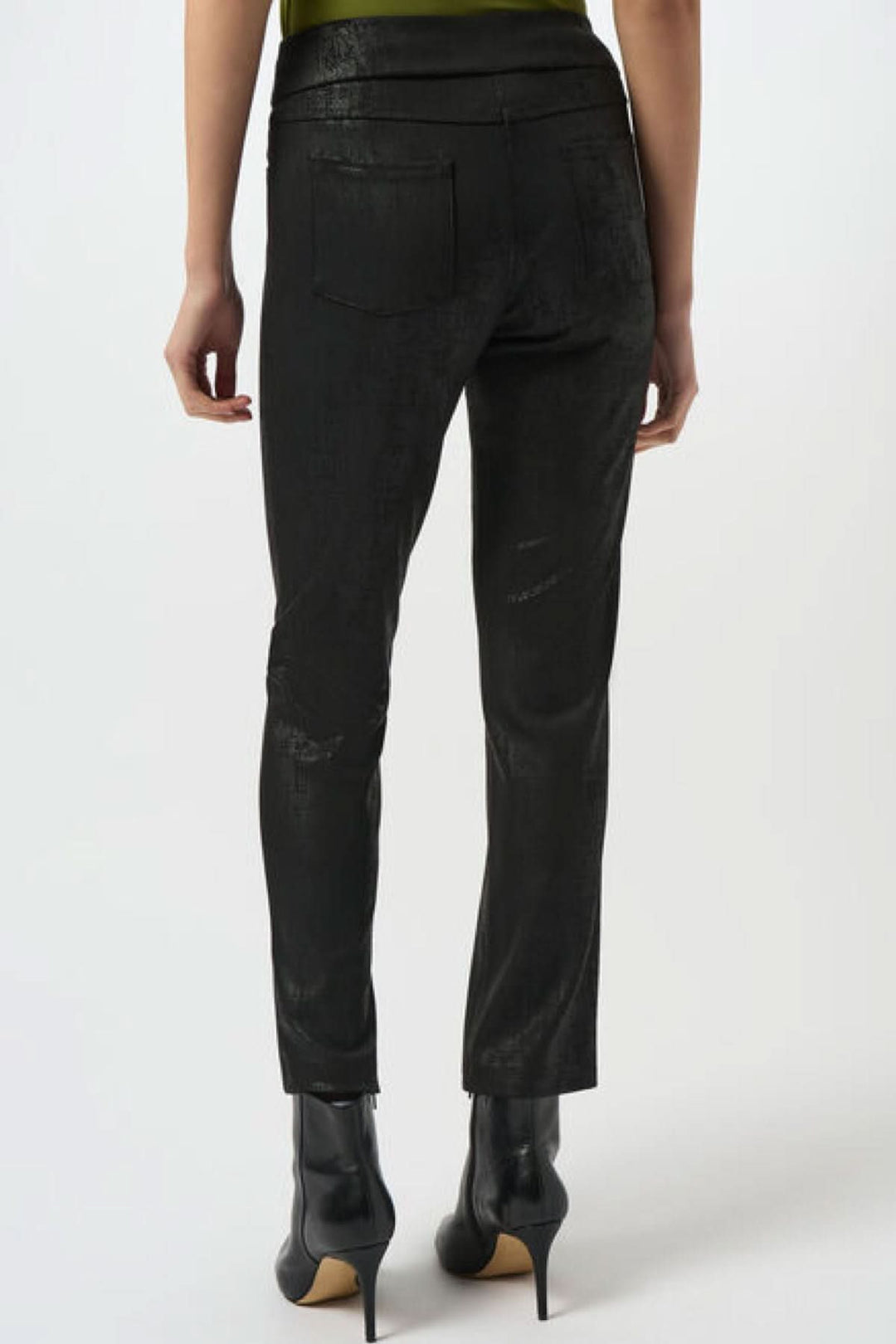 Pantalon noir texturé ajusté avec finition satinée et taille élastique, vu de l'arrière, style chic.