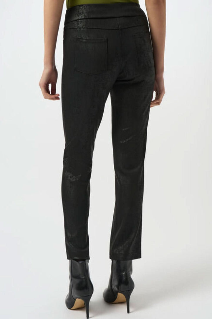 Pantalon noir texturé ajusté avec finition satinée et taille élastique, vu de l'arrière, style chic.