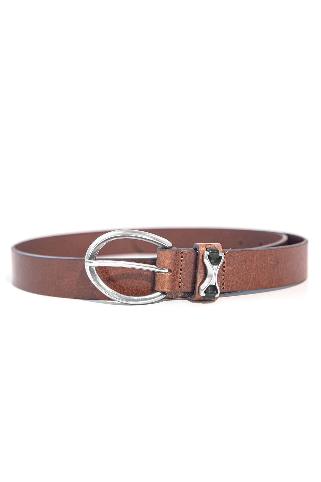 Ceinture en cuir marron avec boucle argentée, idéale pour compléter toutes les tenues.