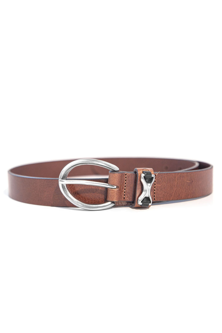 Ceinture en cuir marron avec boucle argentée, idéale pour compléter toutes les tenues.