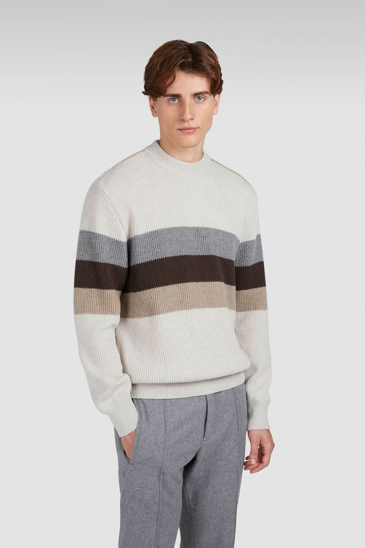 Chandail ligné en maille avec col montant et larges rayures texturées, parfait pour des looks urbains.