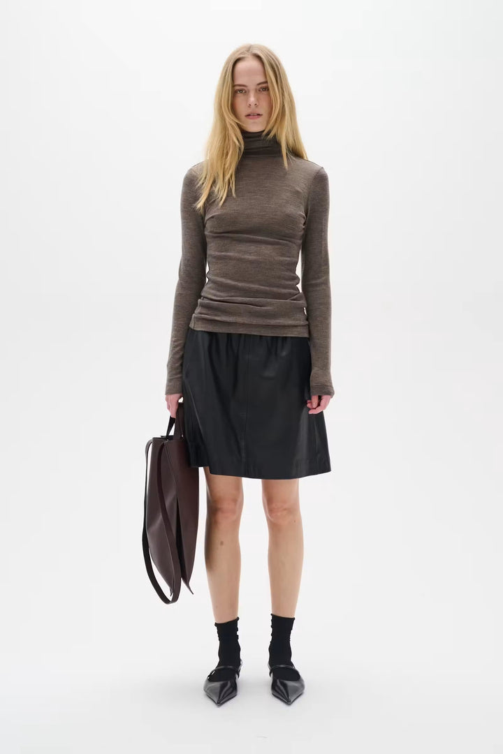 Jupe courte en cuir noire vue de face pour femme Inwear