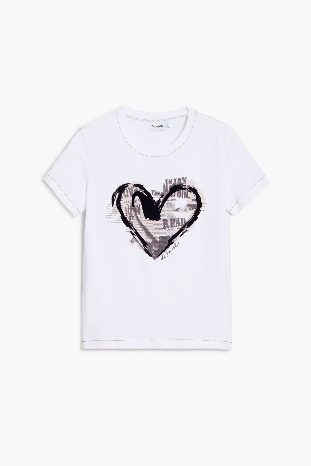 T-shirt blanc à manches courtes avec un visuel de cœur en collage artistique.