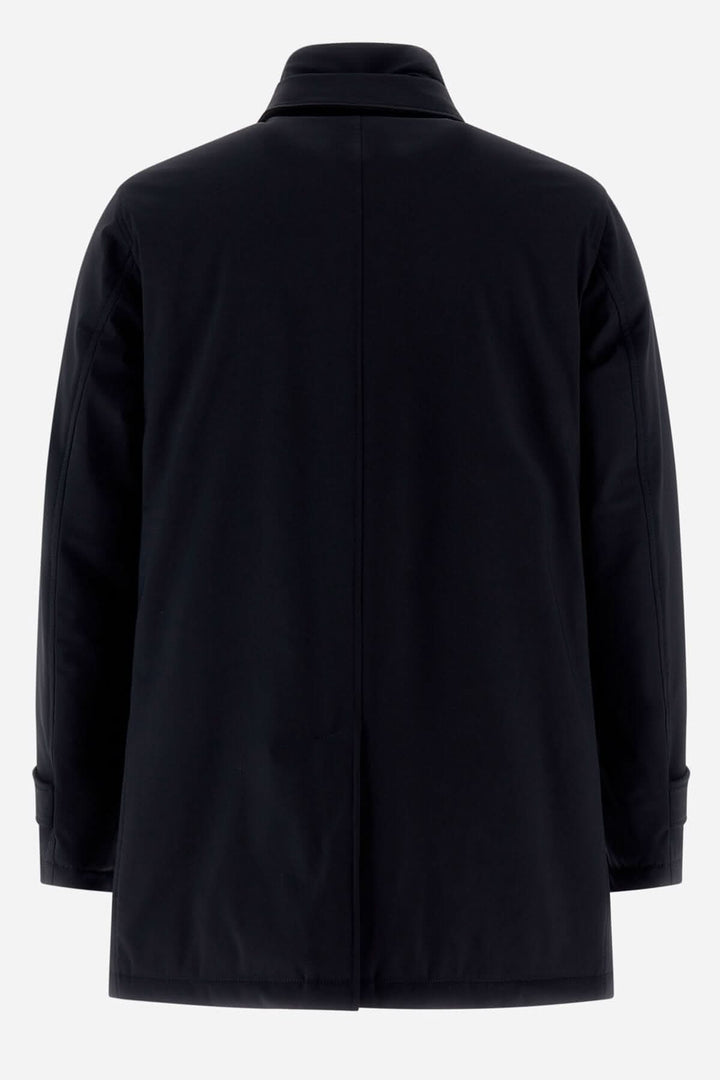 Trench coat style washington noir, en tissu extensible et résistant, avec bavette amovible et rembourrage en plumes.