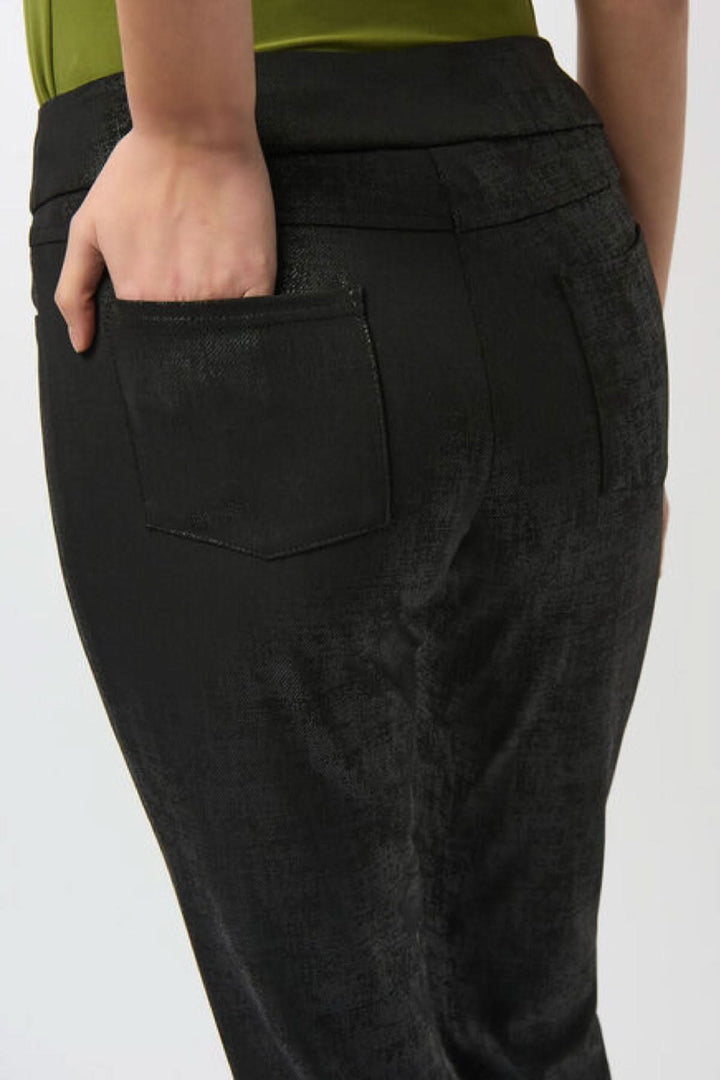 Pantalon noir texturé avec poches, coupe droite et ajustée, style chic et moderne.