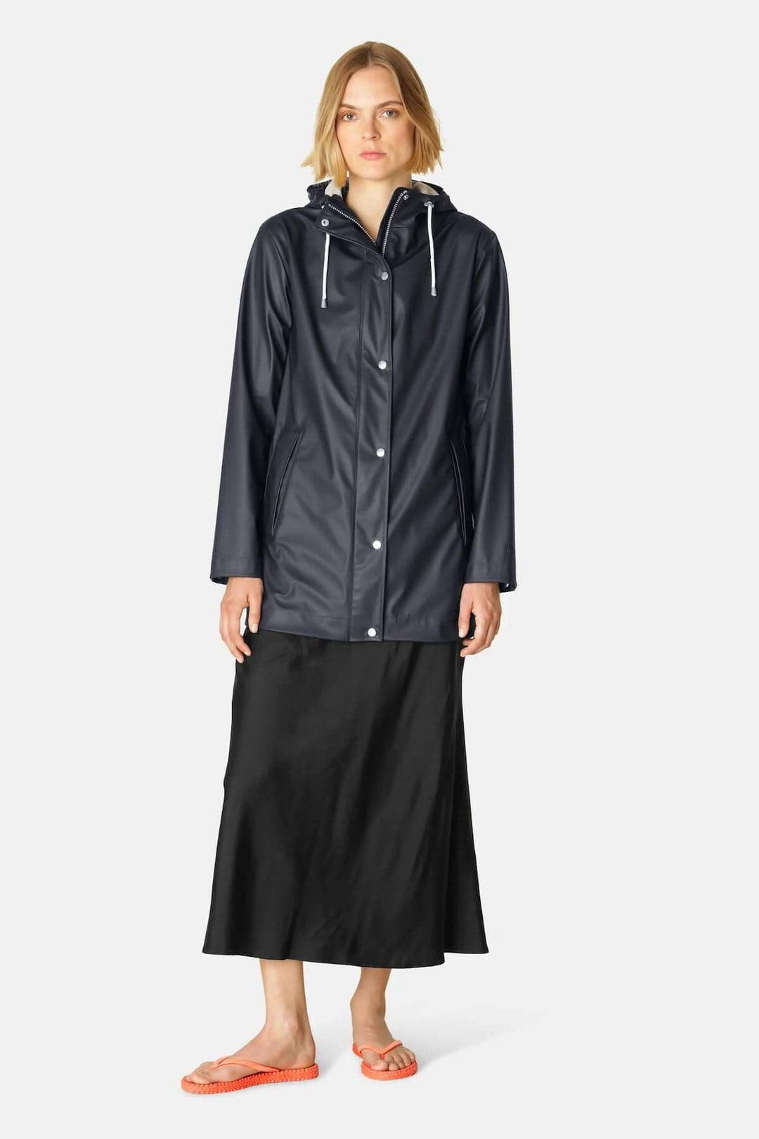 Imperméable Rain, coupe droite en tissu imperméable, capuche à cordon, et style contemporain.
