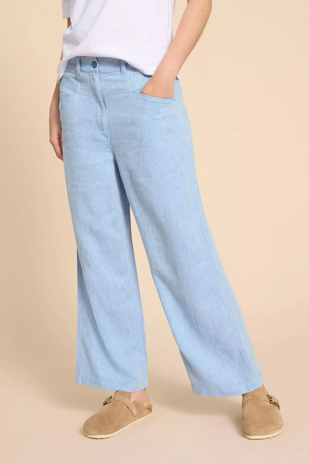 Pantalon Harper à jambe large en lin bleu clair, stylé et confortable, porté avec un t-shirt.