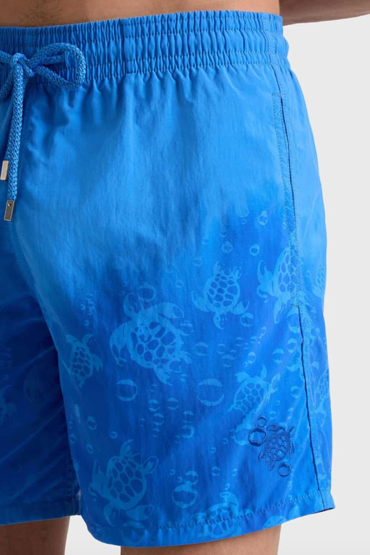 Vue de face maillot de bain ton sur ton Vilebrequin pour homme bleu avec motif tortue - Valérie Simon