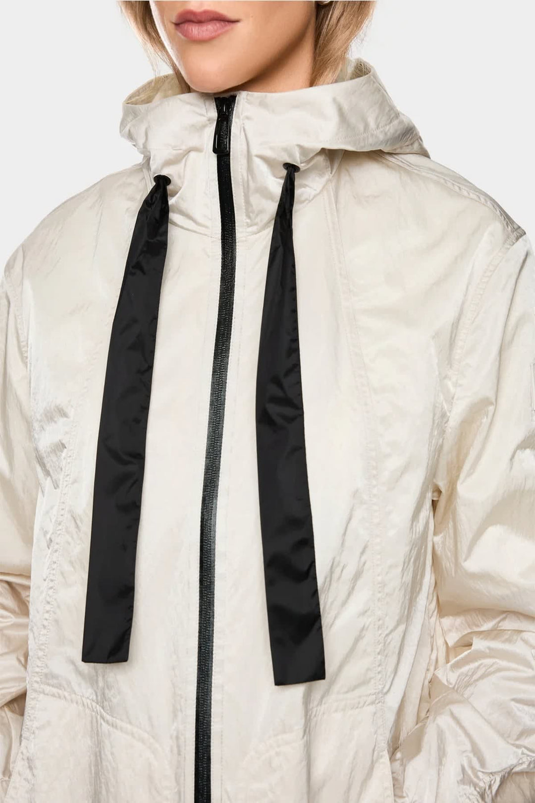 Vue de face manteau coupe-vent à capuchon Marc Cain noir avec détails de fermeture éclair - Valérie Simon