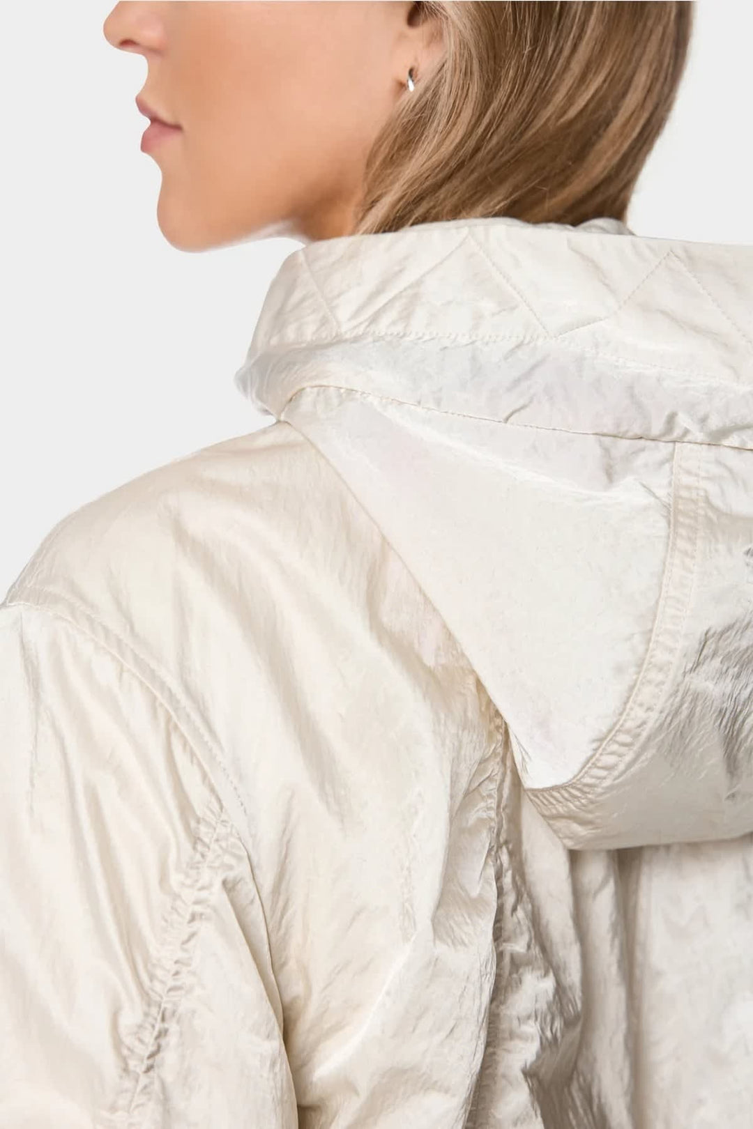 Vue latérale manteau coupe-vent à capuchon Marc Cain pour femme beige avec poches - Valérie Simon