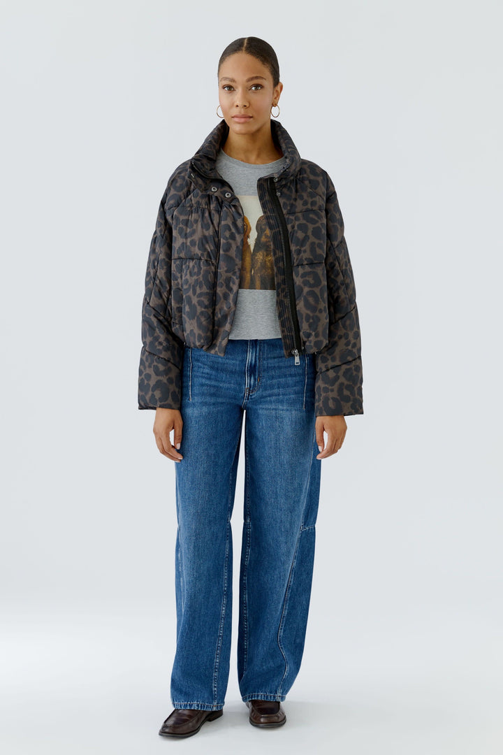 Manteau court matelassé à imprimé léopard vue de face pour femme Oui