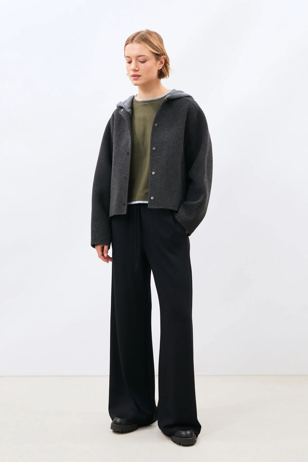 Manteau court Morina à capuchon en maille contrastante vue de face pour femme Humility