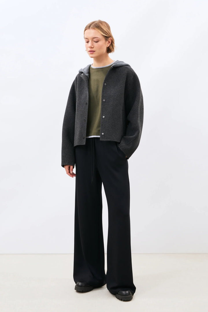 Manteau court Morina à capuchon en maille contrastante vue de face pour femme Humility