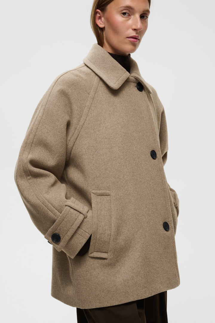 Manteau court Thora Minona à coupe ample et col classique vue de face pour femme Inwear