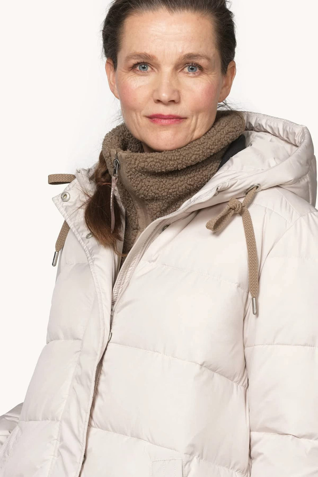 Manteau d’hiver matelassé long à capuchon vue de face pour femme Ilse Jacobsen