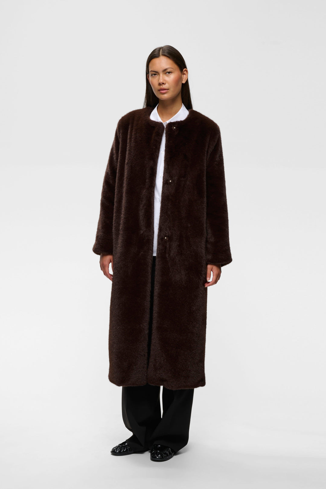 Manteau long Zabelle en fausse fourrure à col rond vue de face pour femme Inwear