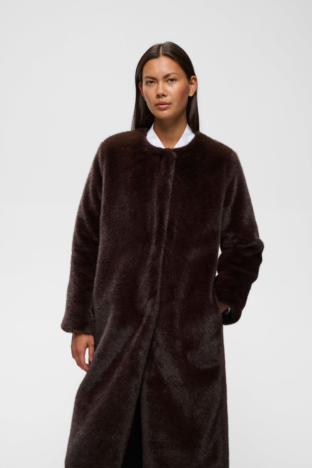 Manteau long Zabelle en fausse fourrure à col rond vue de face pour femme Inwear