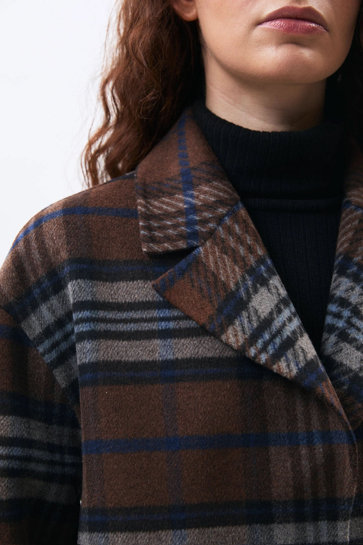 Manteau Murano court à carreaux coupe ample vue de face pour femme Humility