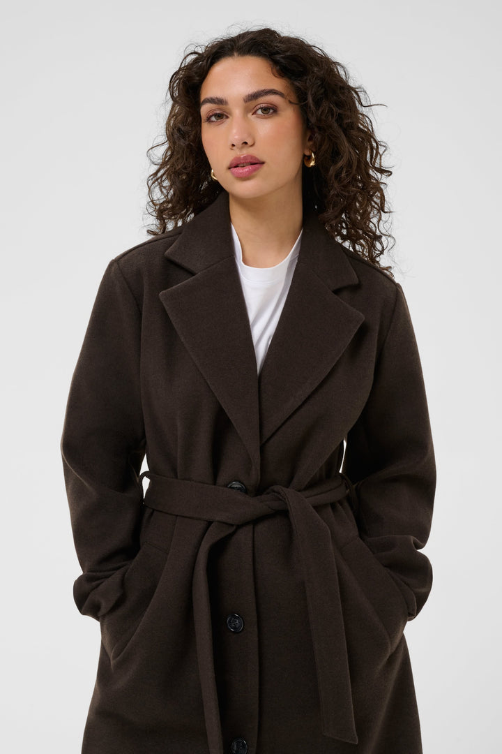 Vue de face manteau ceinturé en laine Kaffe Saturne gris pour femme - Valérie Simon