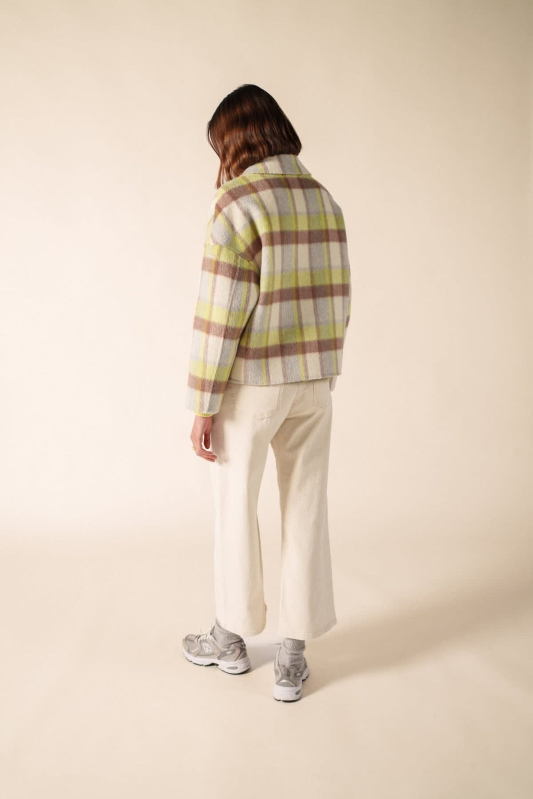 Vue détaillée manteau STE EMILIA pour femme marron avec boutons distinctifs - Valérie Simon
