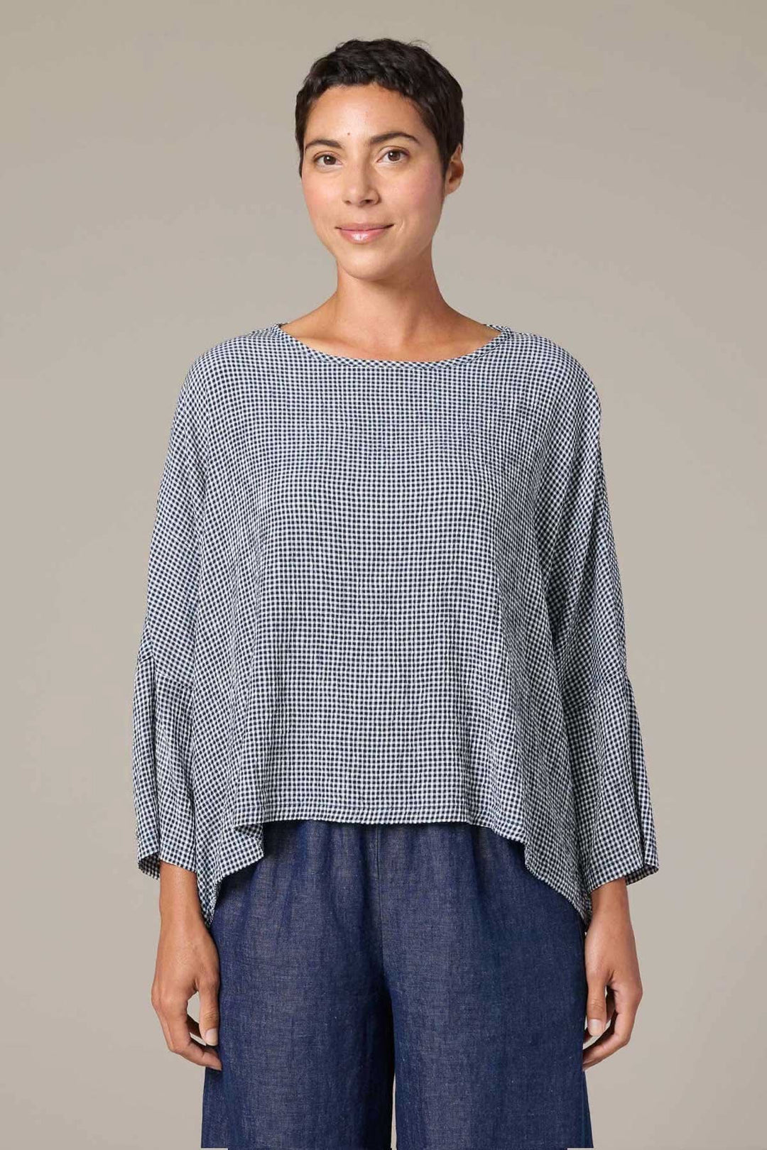 Blouse ample à motif carreaux avec manches 3/4 et coupe fluide, parfaite pour un look contemporain et confortable.