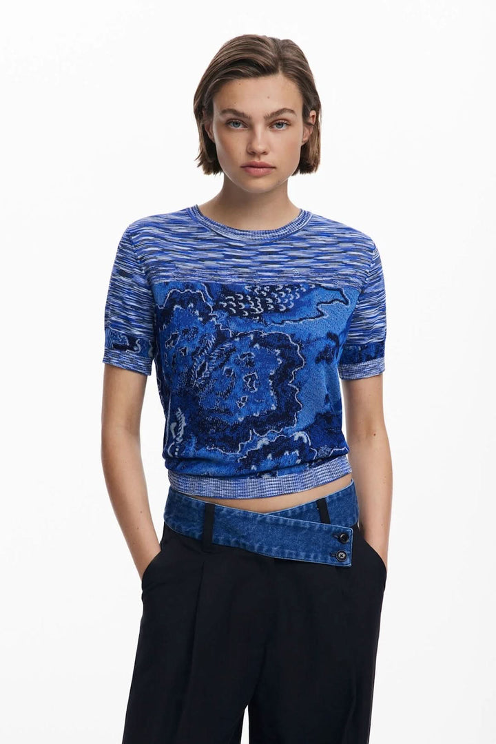 T-shirt en tricot à manches courtes avec motif texturé en bleu, coupe courte et ajustée pour un style moderne.