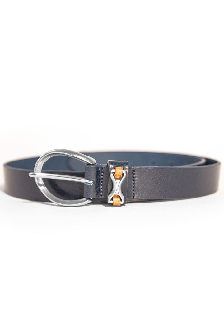 Ceinture en cuir noir avec boucle décorative, longueur 96 cm et largeur 2 cm, parfaite pour toutes les tenues.