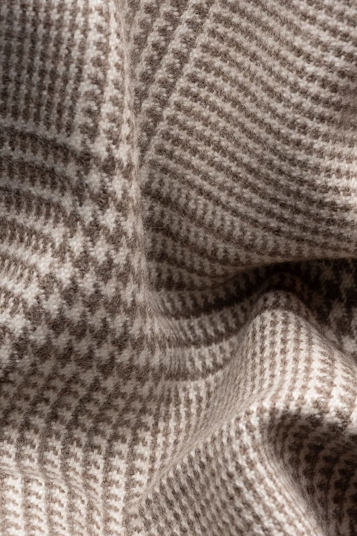 Foulard prince-de-galles en beige, motif à carreaux élégants, texture douce et luxueuse, accessoire parfait pour toutes occasions.