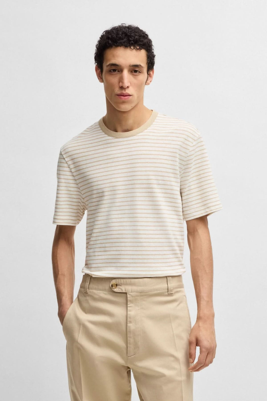 T-shirt rayé à coupe décontractée, col rond contrastant, parfait pour un look estival frais.