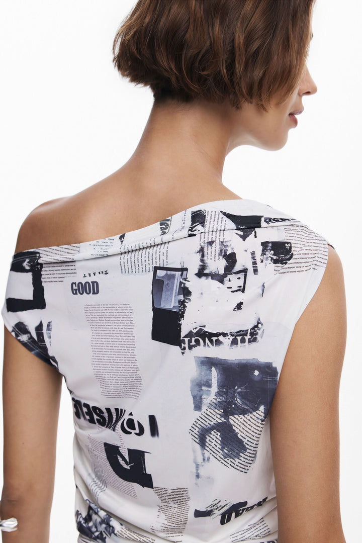 T-shirt drapé asymétrique à col bateau avec imprimé typographique, mettant en valeur une coupe moderne.
